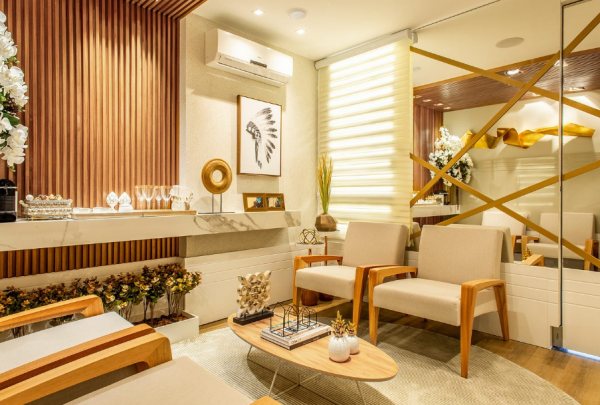 Cafe dengan sentuhan glamour, menggunakan kain satin dan aksen berkilauan